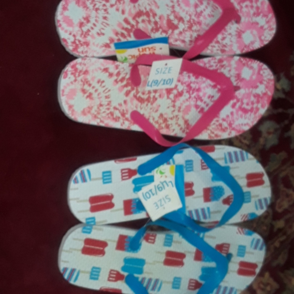Two pairs of flip flops size large 9/10